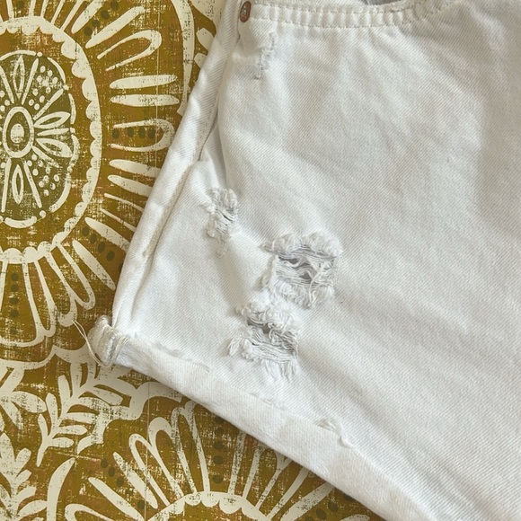 NWT Free People Lasso High Rise Distressed Cutoff Denim Shorts Optic White Sz 28 - Picture 9 of 12
